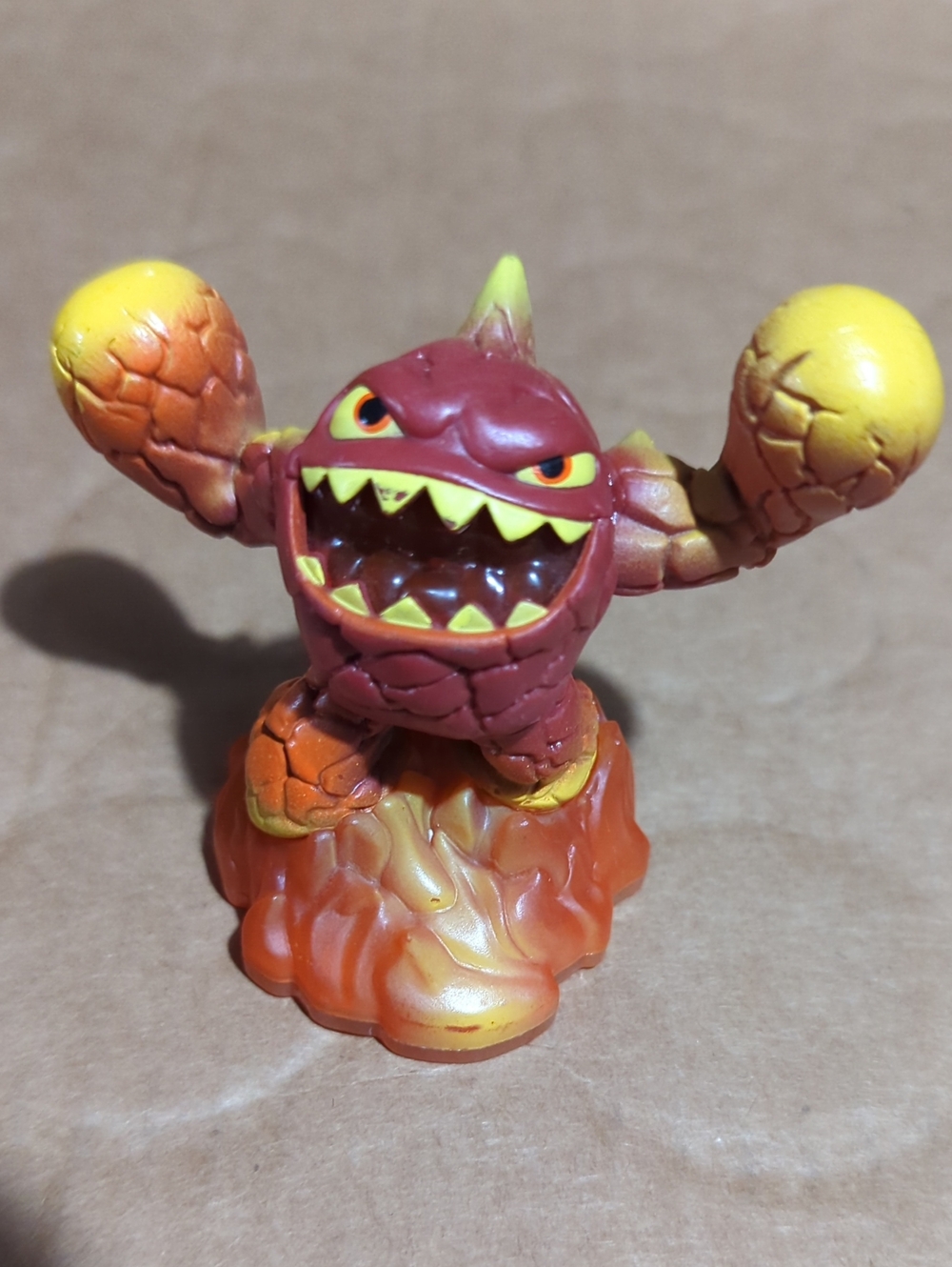 Skylanders Giants Eruptor Lightcore Character Figure